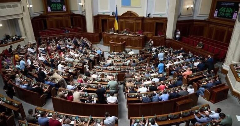 Народний депутат Ярослав Железняк критикує рішення парламентського комітету про "втрату актуальності" антикорупційних законів.