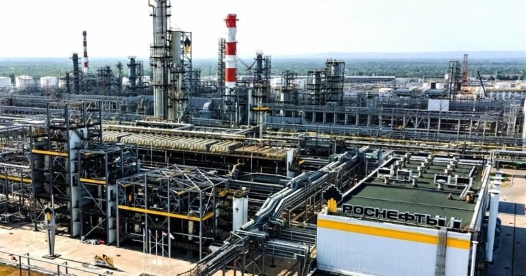 Українські Сили оборони доставили "вітання" НПЗ "Роснєфті" у Самарській області.