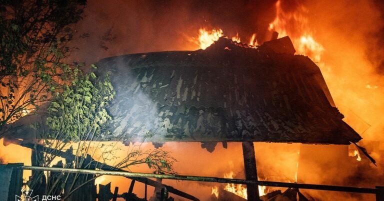 Наслідки дронового удару по Харкову: поранені дорослі, шокований підліток.