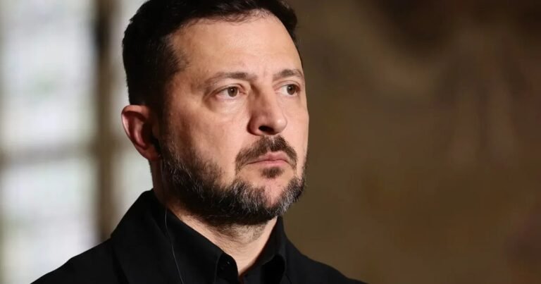 Президент Володимир Зеленський виступає, обговорюючи фінансові прогалини Міністерства оборони та дефіцит Сил оборони.