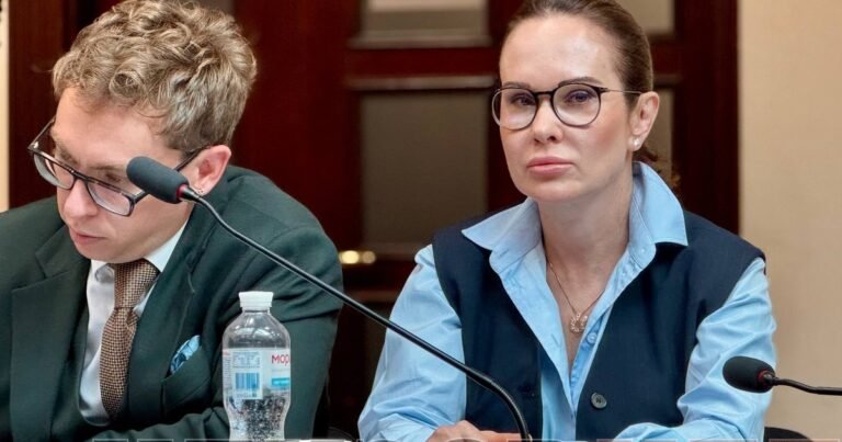 Ірина Мудра в залі суду, слухає оголошення запобіжного заходу у справі про рейдерство та корупцію