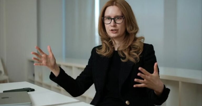 Роксолана Підласа: голова бюджетного комітету, роздумує над мільярдами міжнародної допомоги.