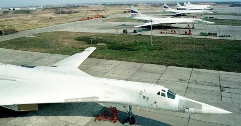 Дрони атакували авіабазу Енгельс-2. Чути вибухи. Працювала ППО. РФ мовчить про пошкодження. Стратегічний об'єкт у фокусі.