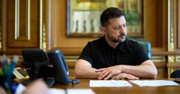 Президент України Володимир Зеленський наказав дипломатам терміново "шукати діалог" із Китаєм. Боїться втратити вплив у Пекіні, щоб той не підтримав РФ повністю.