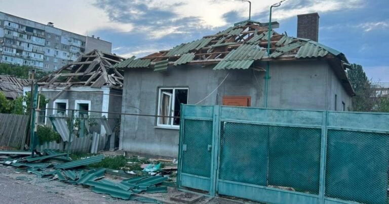 Терор Миколаївщини не спиняється. Російські війська б'ють по мирних людях та інфраструктурі. Загиблі, поранені діти, зруйновані будинки.