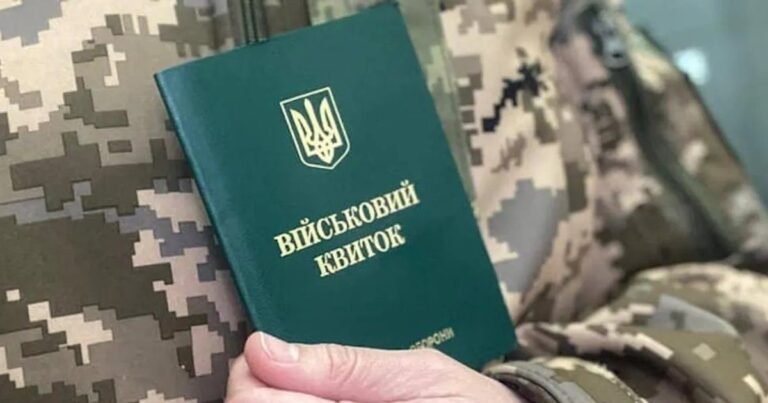 Чоловік 18-60 років у консульстві без військового квитка, йому відмовляють у послугах.