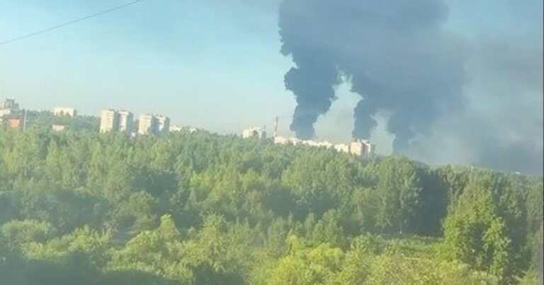 Президент України Володимир Зеленський на тлі заяв про удари по російських НПЗ та тіньовому флоту.