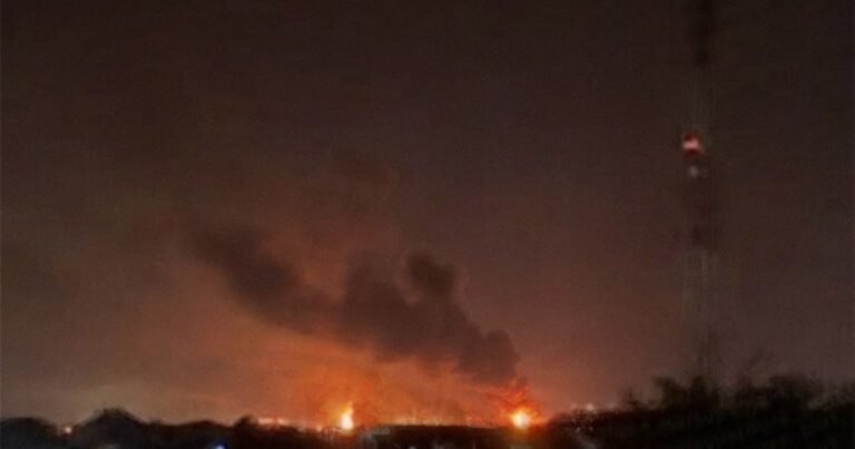 Палаючий Ільський нафтопереробний завод, знищений українською розвідкою.