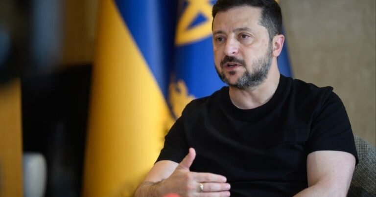 Володимир Зеленський обіцяє українські балістичні ракети восени, але визнає залежність від імпорту.