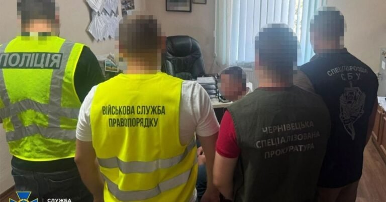 СБУ викрила екскерівників ТЦК: 200 фантомних призовників. Фальсифікації даних мобілізації впливали на ЗСУ.