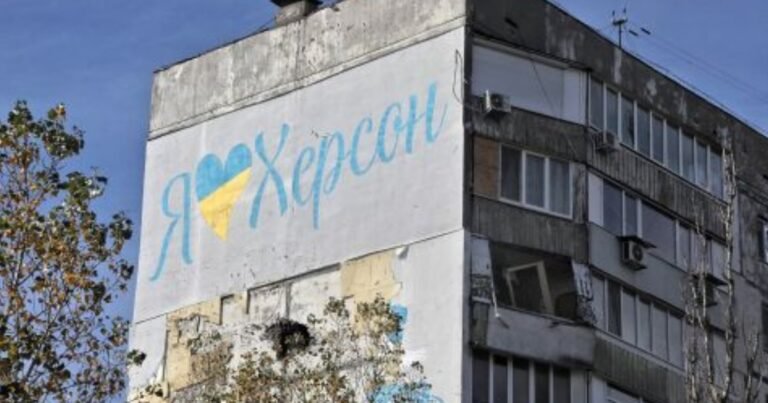 Зруйнований Херсон після атаки російських Шахедів: жертви, поранені цивільні.