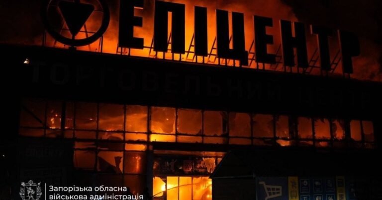 Зруйнований "Епіцентр" та пошкоджені будинки в Запоріжжі після російської атаки.