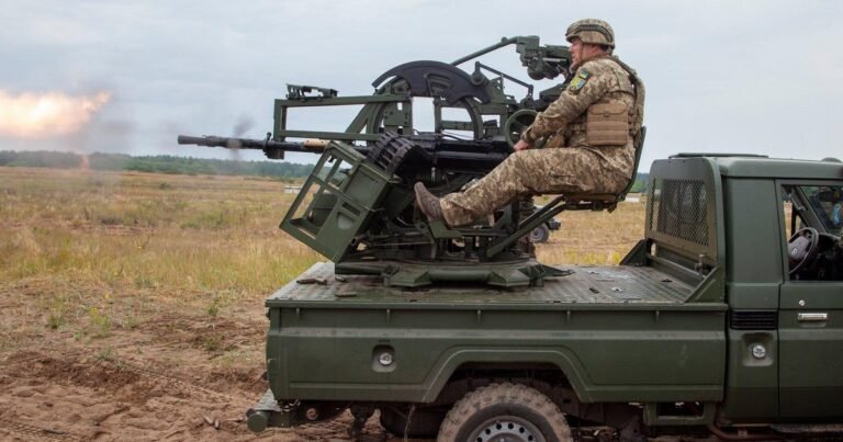 Ранок. Російські безпілотники знову летять на Київщину. ППО відбиває атаку, влада закликає ховатися. Звична буденність.