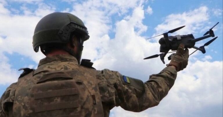 На тлі абстрактного зображення грошей, що витікають, силует посадовця, який ховається від правосуддя. Опис відображає зростання збитків до 254 млн грн у справі Держспецзв'язку щодо розкрадання коштів на закупівлі дронів.