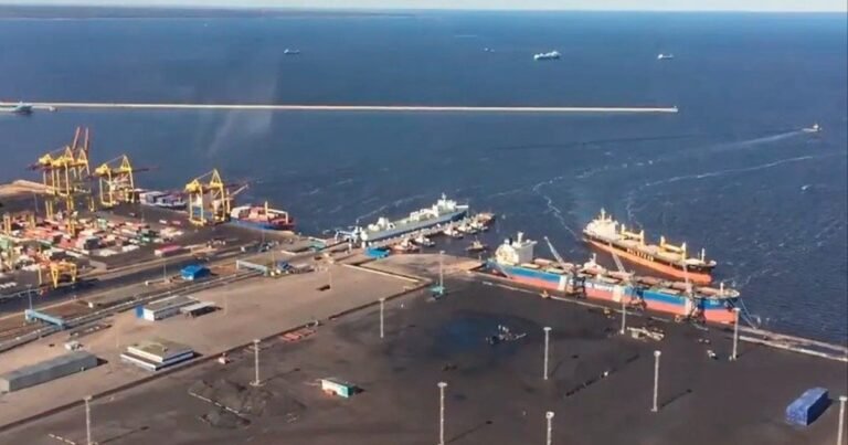 Ленінградська область, порт Усть-Луга, атака дронів. Губернатор заявляє про збиті БпЛА. Масштаби пошкоджень невідомі.