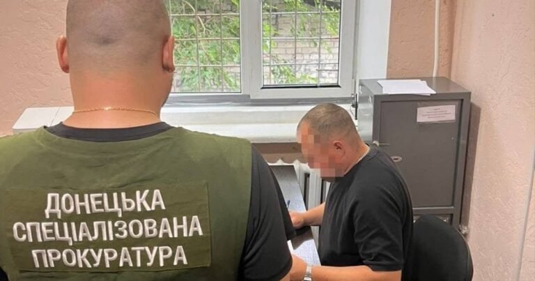 Екскомандир підозрюється в системних хабарях від підлеглих. Гроші за “безпечну” службу. Раніше засуджений за вбивство.