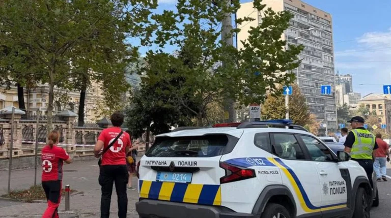 Мер Києва Віталій Кличко звітує про нову атаку дронів на столицю, де є постраждалі та пожежі.