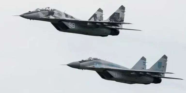 Пошкоджений російський винищувач МіГ-29 на аеродромі Міллерово після атаки ЗСУ, з вибухами на окупованих територіях.