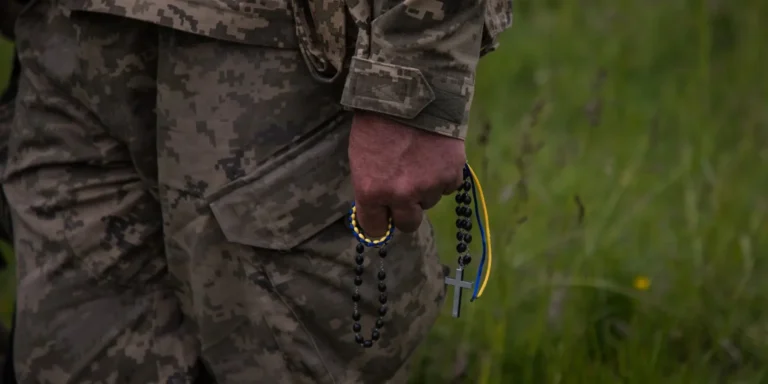 Зруйноване місце після російського ракетного удару по забігу пам'яті на Харківщині, що розслідується на предмет службової недбалості чиновників.