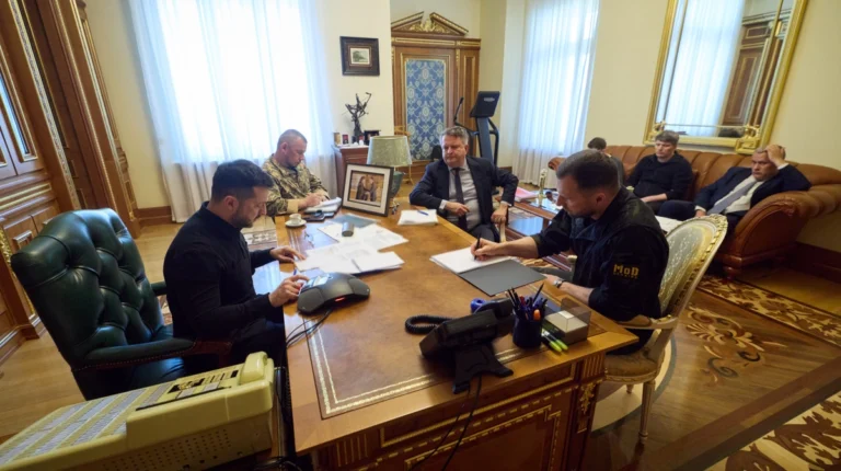 Володимир Зеленський та Емманюель Макрон під час двочасових переговорів про прискорення поставок і ППО.