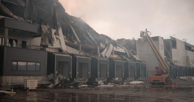 Наслідки кривавої атаки на Київ, що призвела до 17 жертв та руйнування складів бізнесу, відображаючи цілеспрямовані удари Росії по цивільних об'єктах.