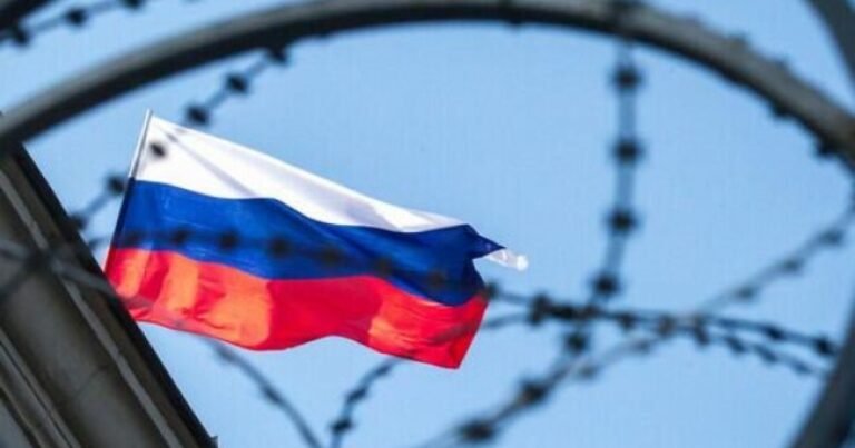 Велика Британія жорстко розширила санкції проти Росії, вдаривши по російських банках, компаніях, особі та суднах тіньового флоту