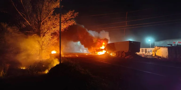 Наслідки атаки окупантів на Одещину: вантажівки із зерном знищено.