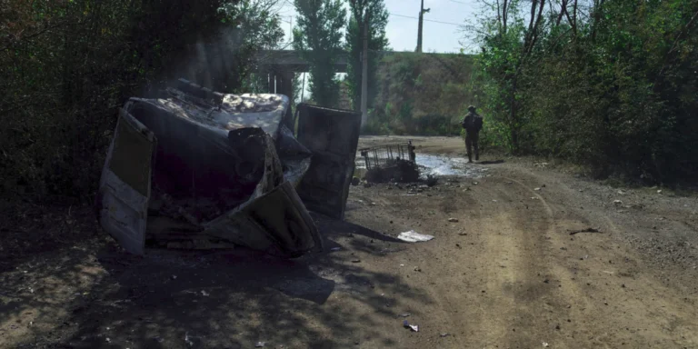 Карта бойових дій з позначенням просування окупантів на Донеччині та Харківщині.