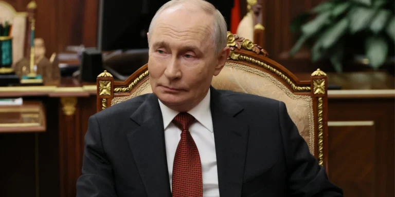 Російський диктатор Володимир Путін вважає США слабкими, готуючи провокації, поки розвідка нервує.