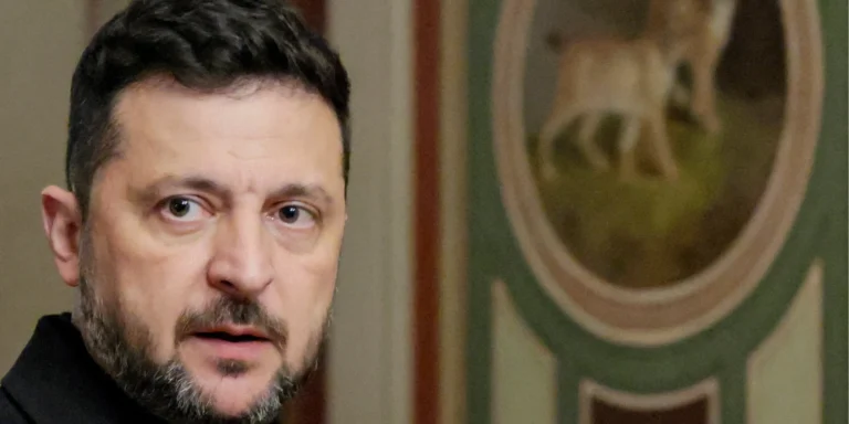 Президент Володимир Зеленський вимагає від ЗСУ знищувати ворожі пускові установки в Росії. Партнери скоротили поставки ППО. Країна страждає від браку перехоплювачів балістики.