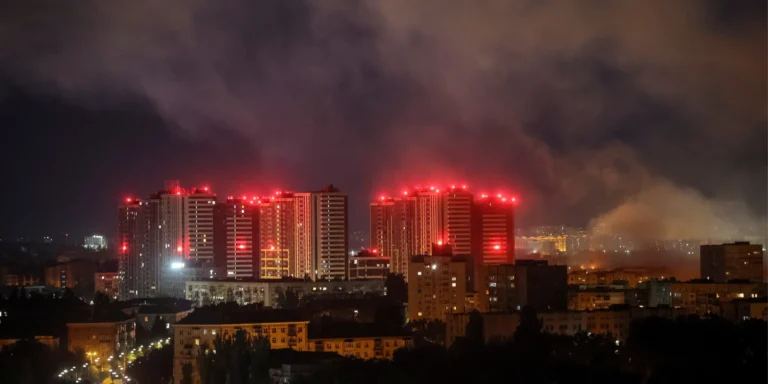 Наслідки масованої атаки РФ на Київ: руйнування, пожежі, робота ППО.