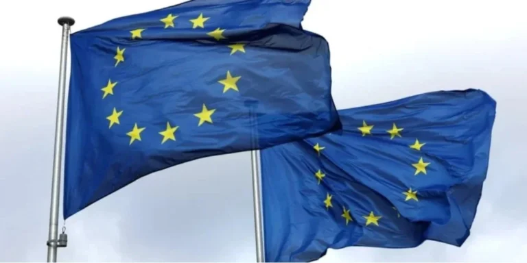 Карта Євросоюзу та символи санкцій, що ілюструють нові обмеження проти російського ВПК