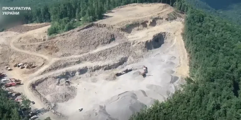 Нахабний видобуток корисних копалин на Закарпатті, за який відповідає депутат.