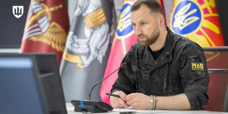 Президент Володимир Зеленський на тлі обговорення кадрових перестановок. Військовий має стати цивільним.