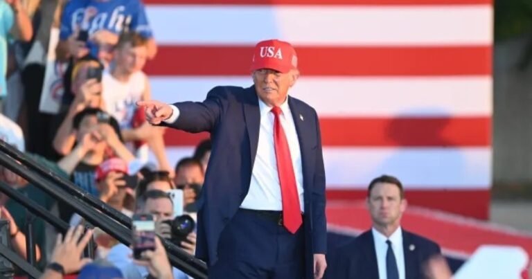 Дональд Трамп підписав два укази проти "пологового туризму" та громадянства за народженням.