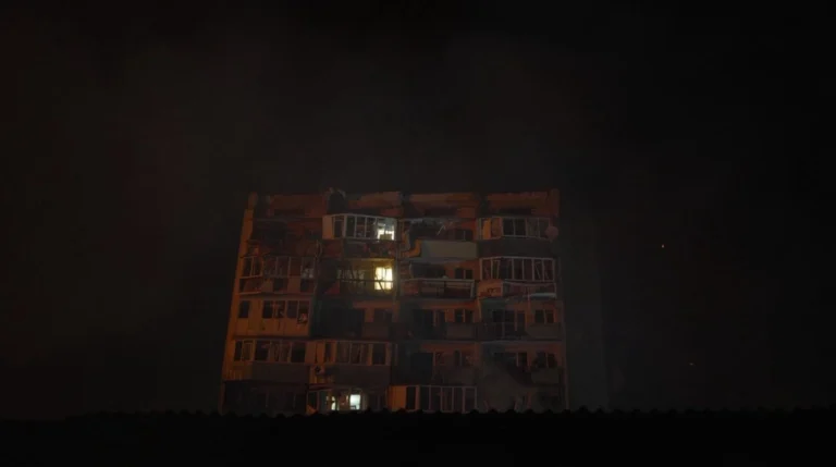 Наслідки балістичного обстрілу Києва, де пошкоджено будинки та дитячу лікарню.