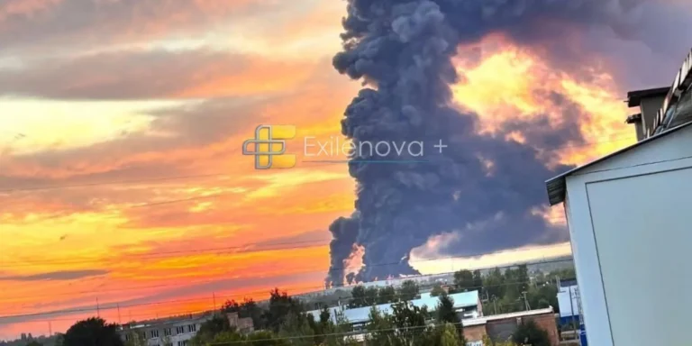 Полум'я і густий дим над Новокуйбишевським НПЗ після атаки дронів.