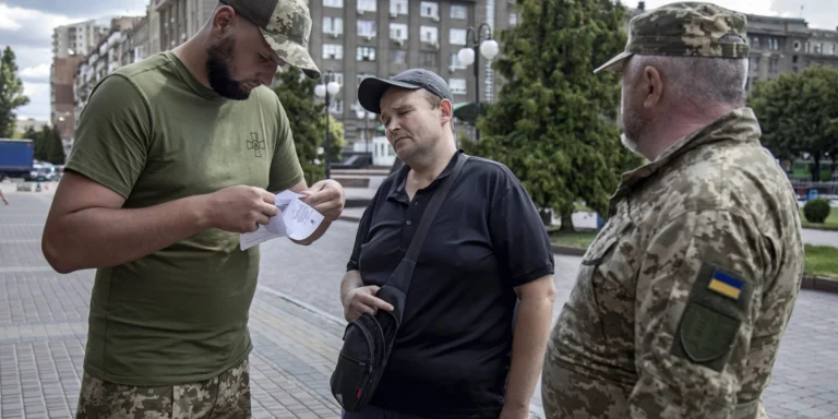 Депутат Роман Костенко обговорює потенційне зниження мобілізаційного віку.