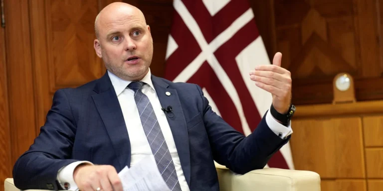 Прем'єр Латвії Кулбергс вимагає припинити видачу віз окупантам, конфіскувати російські активи. Жодних переговорів з Кремлем. ЄС, прокинься!