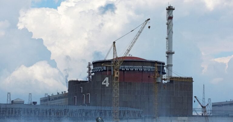 Запорізька АЕС під російською окупацією з черговим блекаутом та наслідками атаки дрона.