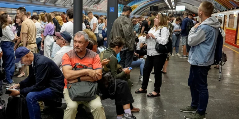 Мер Києва Віталій Кличко звітує про наслідки атаки дронів у столиці, де є поранені та пожежа.