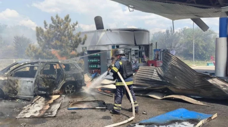 Окупанти завдали удару по АЗС на Дніпропетровщині. Загинули троє: рятувальник, його син та дитина. Шестеро поранених. Черговий терор.