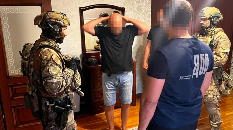 Затримання колишніх посадовців Мукачівського РТЦК, причетних до схеми виключення з обліку чоловіків за чималі гроші.