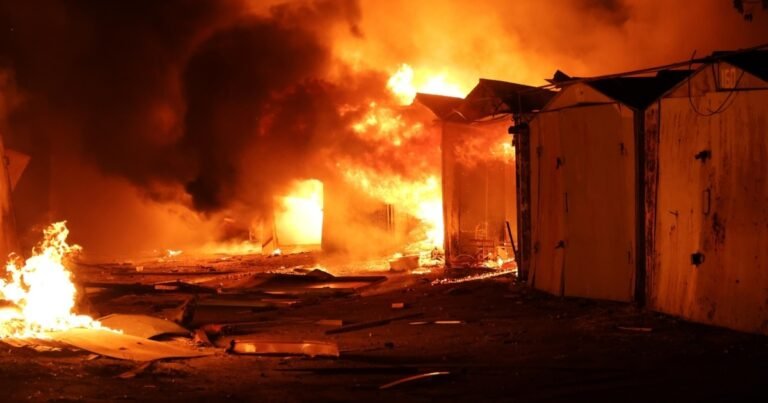 Московський нічний терор на Київщині: зруйновані будинки, палаючі склади, загиблі та поранені.