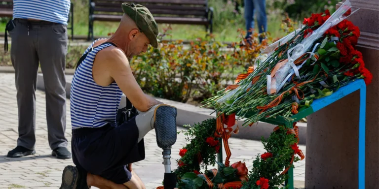 Російські чоловіки тікають від мобілізації, поки Кремль готує інфраструктуру для нових військових.
