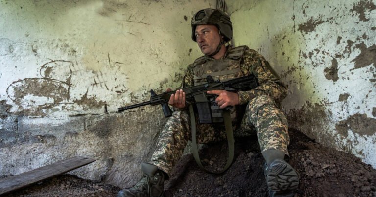 Російські війська намагаються прорватися до Добропілля, обходячи логістичні шляхи та атакуючи з півдня і сходу. Українські військові стримують їхні спроби.