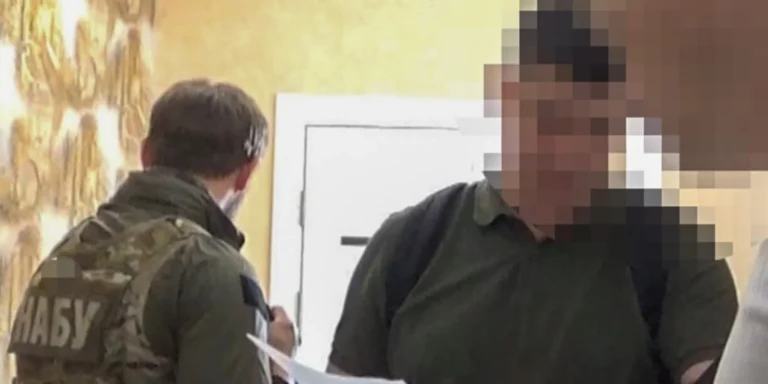 Фотографія будівлі НАБУ або САП на тлі схематичних доріг, що символізує розширення кола підозрюваних у справі корупції на ремонті доріг Полтавщини, де чиновники вимагали мільйонні відкати, а всього у справі дев'ять фігурантів.