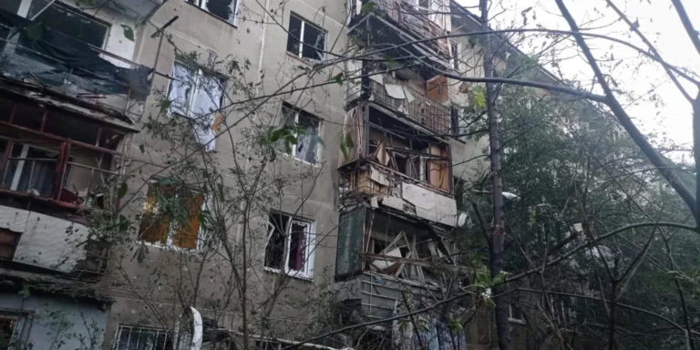 Фото пошкоджених будинків у Білгород-Дністровському після російських ударів.