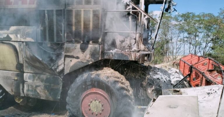 Наслідки російського терору на Запоріжжі: пошкоджений комбайн та згоріла пшениця.