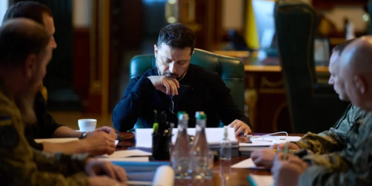 Президент України Володимир Зеленський обговорює кадрові рішення в армії.